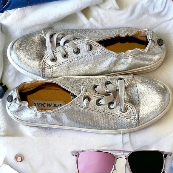 Steve Madden Jane silver sneaker. Gently worn. Super comfortable Great condition - Picture 1 of 17